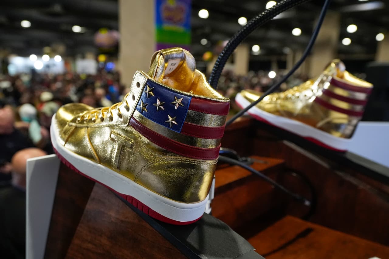 Los tenis tienen un costo de $399 y se venden en un sitio web en donde se venden otros productos también ligados a Trump, entre los que se encuentra el perfume “Victory 47”, que tiene un costo de $99. Los productos afirman que no tienen conexiones con Trump directamente. Un portavoz de Trump no respondió si al expresidente se le pagó por asistir, indicó 
<i>AP. </i>
