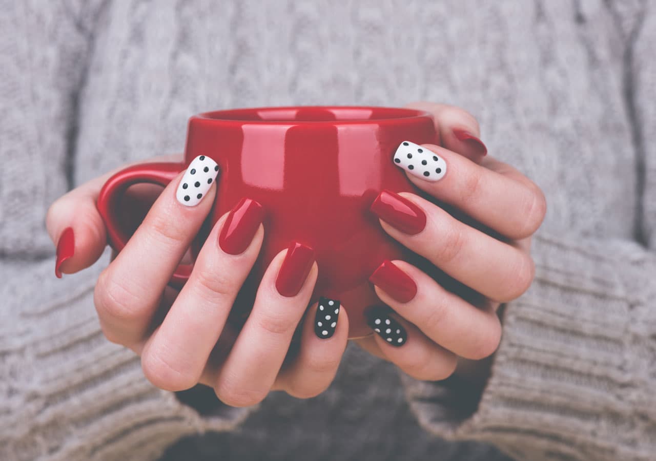 Esperen unos minutos a que el té se asiente. La persona a quien se le está haciendo la lectura debe sostener la taza de té en la palma de sus manos. Mientras pasa esto, el consultante debe enfocar su mente en su pregunta, la cual puede hacer en voz alta o mantenerla en privado.