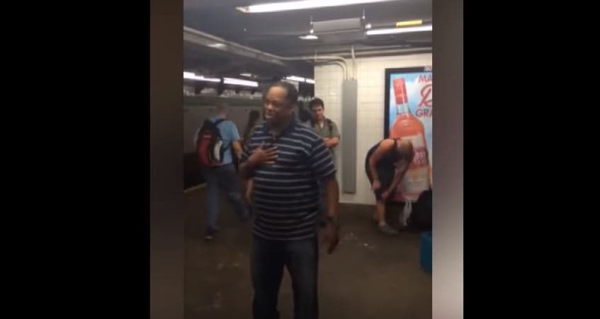 Millones lloran con video de cantante callejero