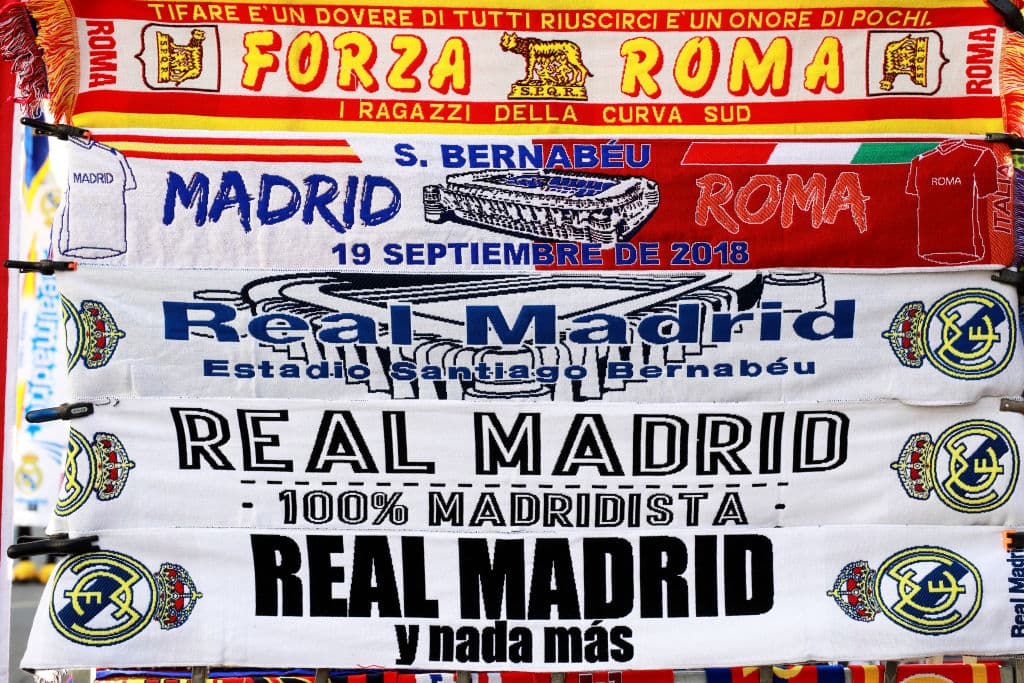 Las calles de la capital española le dieron la bienvenida a la fiesta de la Champions League en medio del partido de Real Madrid contra Roma en el G del torneo.