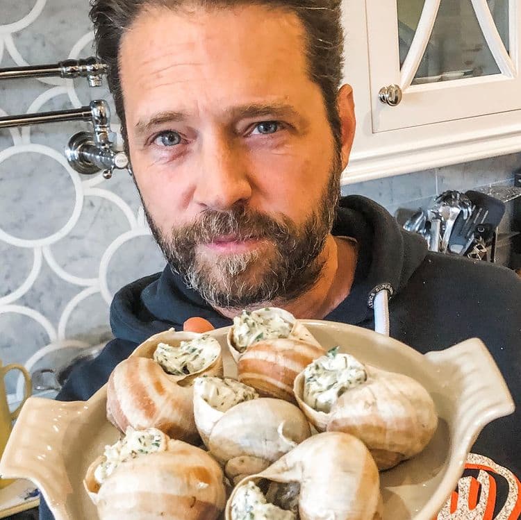 Durante la pandemia decidió probar su habilidad en la cocina y a través de sus redes sociales ha compartido algunas de sus recetas y creaciones culinarias.
<br> 
<br>Actualmente, Jason Priestly hizo una pausa en su carrera actoral para disfrutar de su familia.