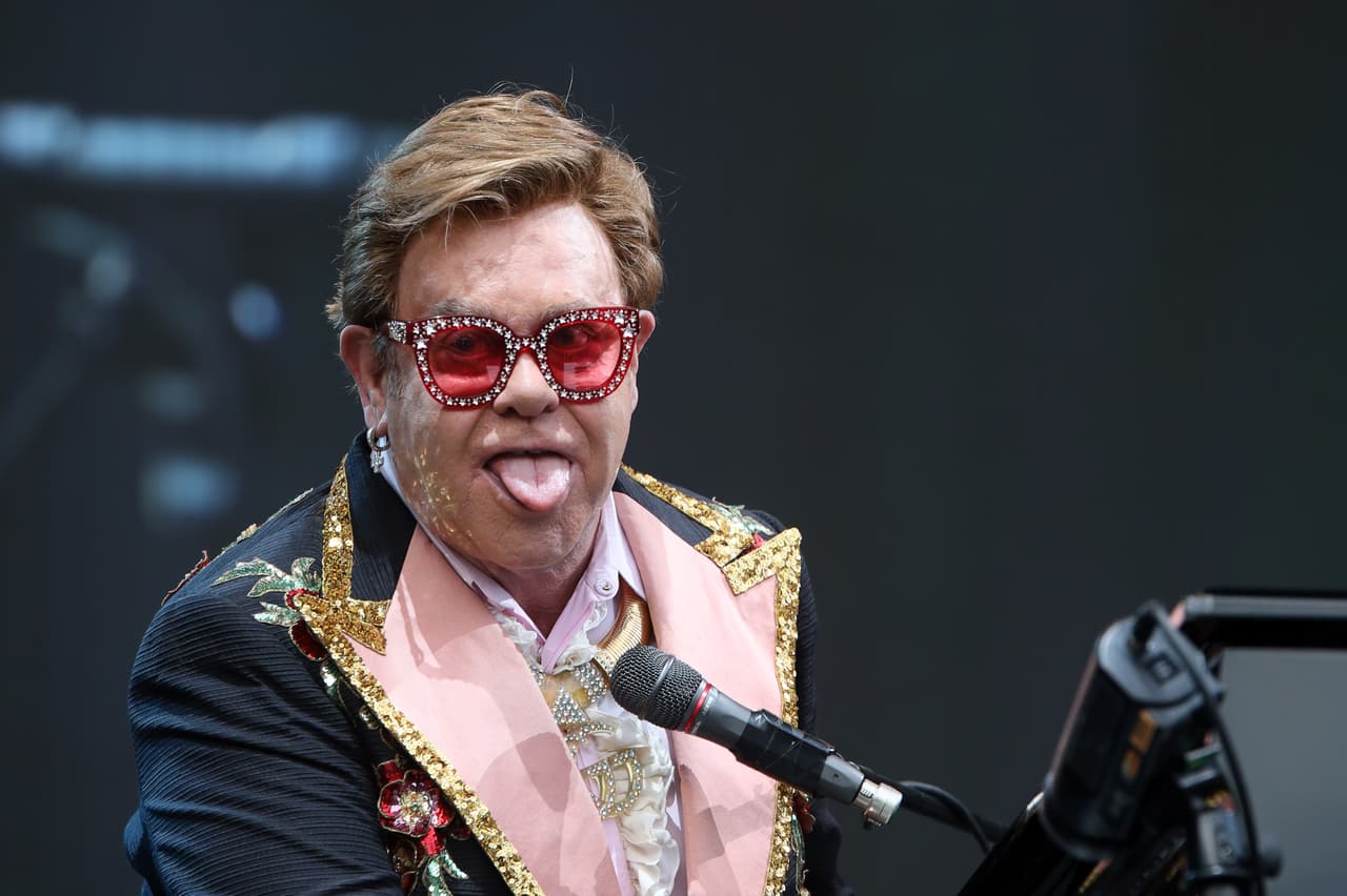 <b>Elton John.</b> En su primera campaña Trump usó las canciones ‘Tiny dancer’ y ‘Rocket man’ (‘Hombre cohete’, en español), la frase con la que se burla de
<a href="https://www.univision.com/temas/kim-jong-un"><u>Kim Jong-un</u></a> y sus
<a href="https://www.univision.com/noticias/mundo/las-pruebas-de-misiles-norcoreanos-de-corto-alcance-supervisadas-por-kim-jong-un-fotos-fotos"><u>pruebas de misiles en Corea del Norte</u></a>. “No quiero que mi música esté involucrada en una campaña electoral estadounidense. Soy británico. Conocí a
<a href="https://www.univision.com/temas/donald-trump"><u>Donald Trump</u></a>, fue muy amable conmigo, no es nada personal, sus opiniones políticas son suyas, las mías son muy diferentes, no sería republicano ni en un millón de años”, dijo
<a href="https://www.theguardian.com/music/2016/feb/07/elton-john-i-really-hate-the-cult-of-celebrity"><u>John a The Guardian</u></a>.