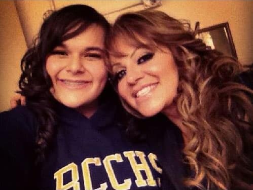 Jenicka heredó la enorme sonrisa de su madre, ahora tiene 19 años.