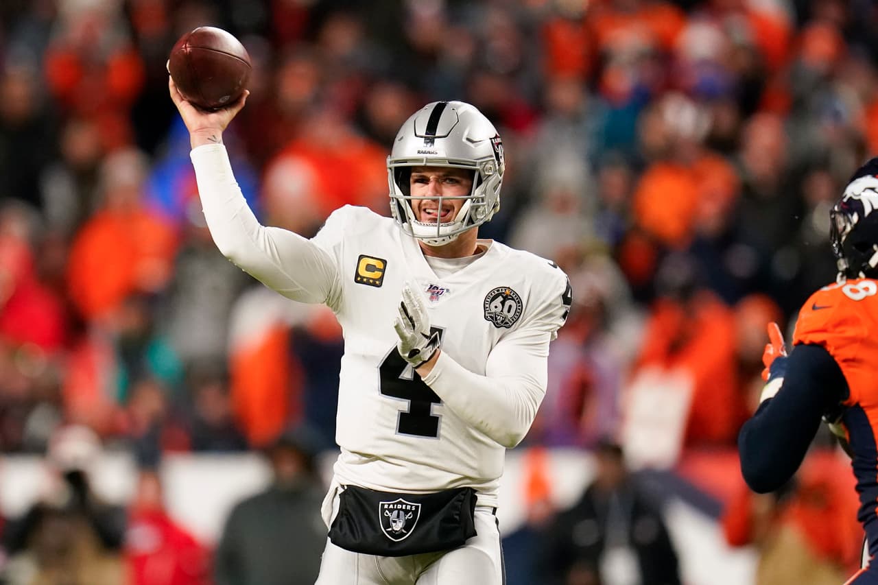 Derek Carr extiende su contrato y seguirá con los Raiders hasta 2025