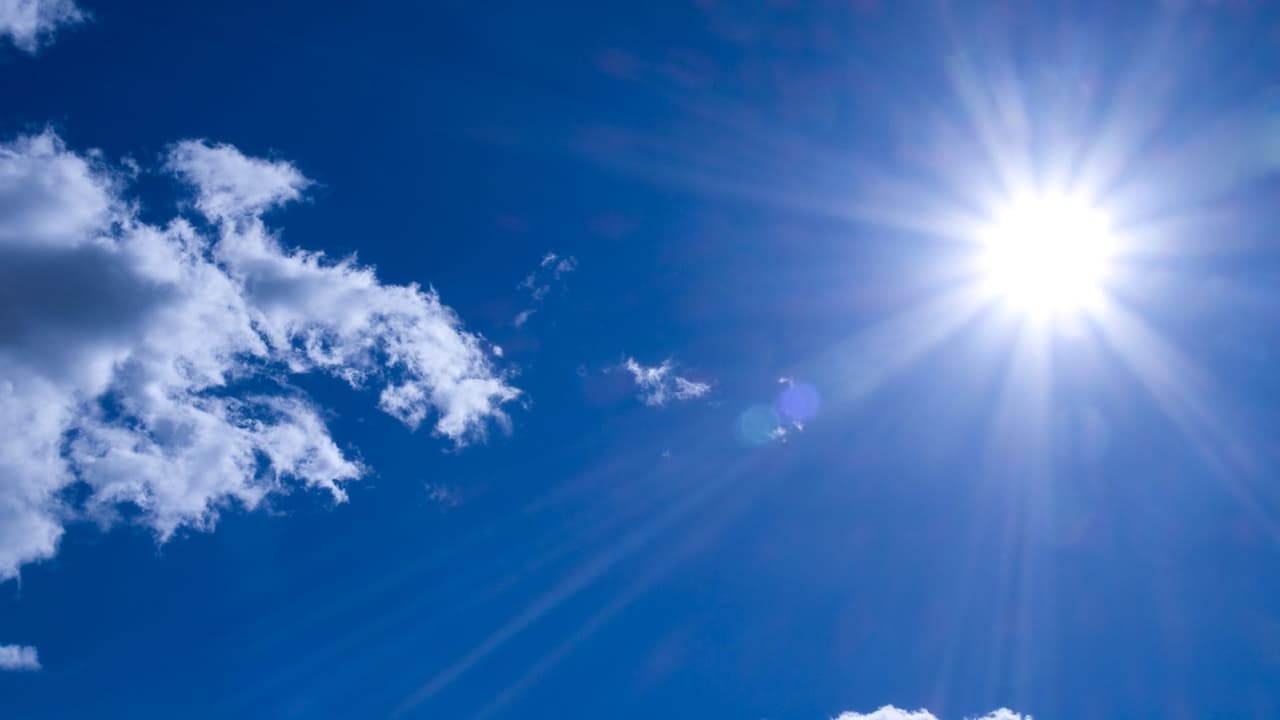 El verano comienza oficialmente en el hemisferio norte este 20 de junio a las 10:27 p.m. (hora del centro de Estados Unidos) con el solsticio, marcando días más largos y noches más cortas. En el norte de Texas se esperan temperaturas entre 95 y 96 °F, por encima del promedio. Se anticipa un verano muy cálido, con posibles alertas por calor y mala calidad del aire.