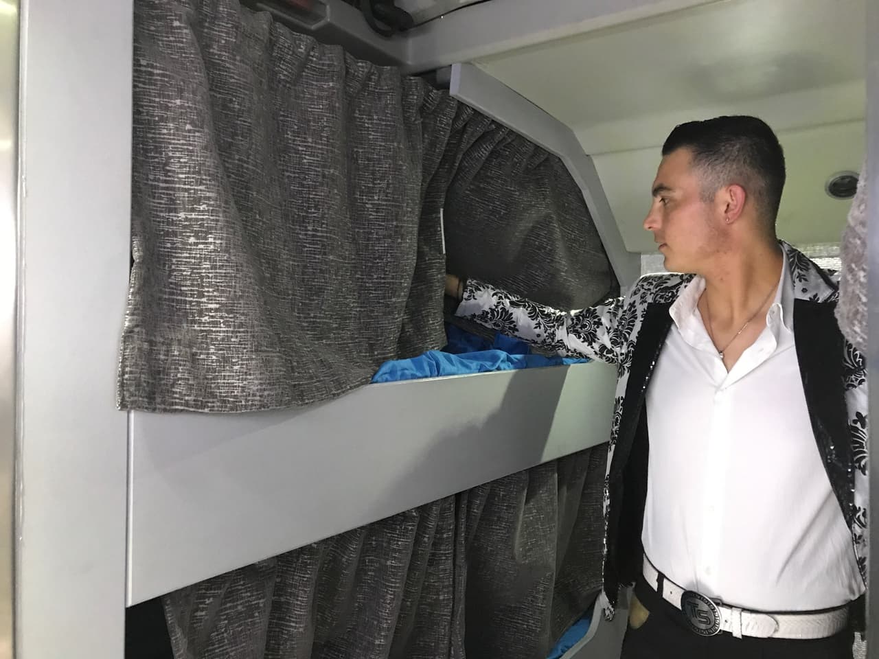 César nos presume su litera, una de las más grandes pues el joven es de los más altos de la agrupación.