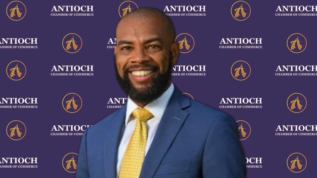 Hombre blanco da puñetazo al alcalde negro de Antioch Lamar Thorpe