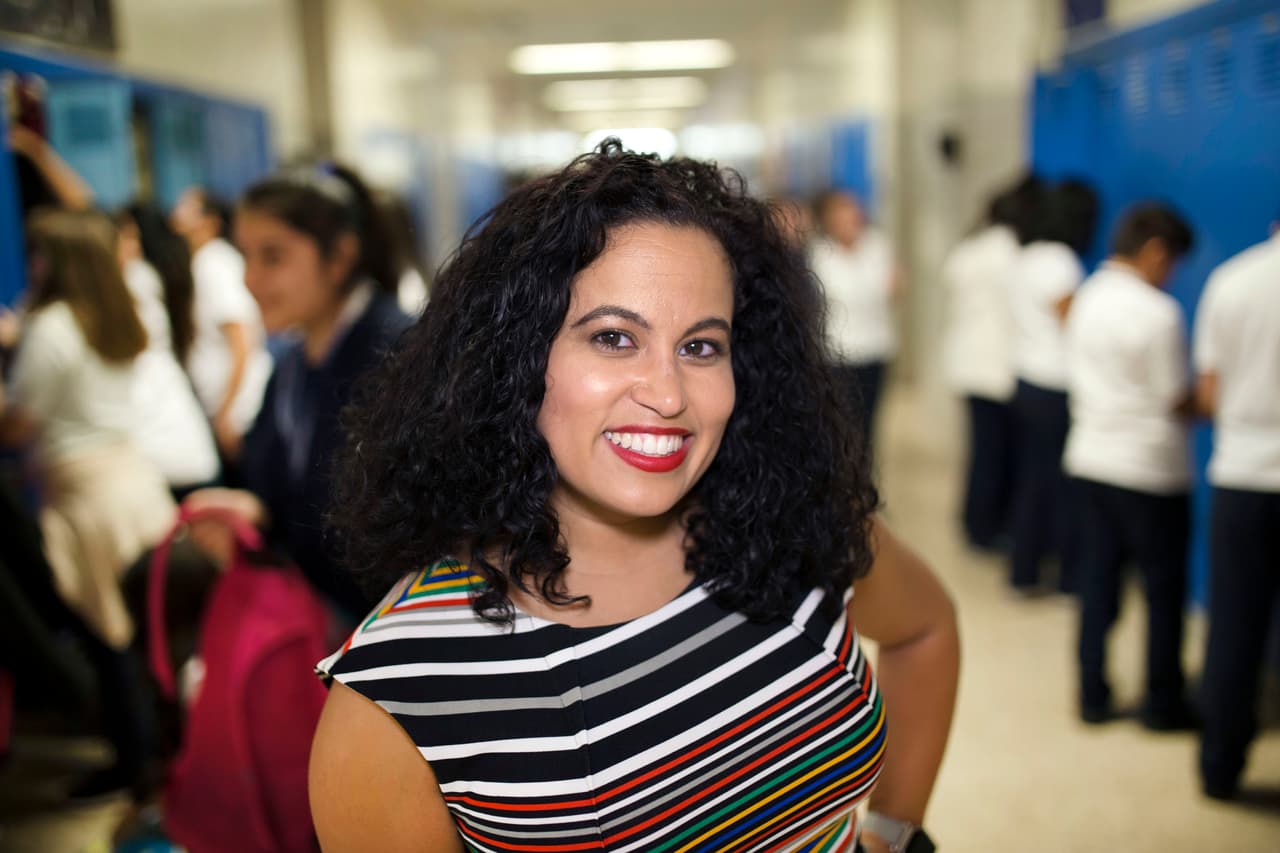 Una maestra fue la luz que la protegió de pandillas y drogas, ahora ella ilumina a otros estudiantes en sus clases de Ciencias