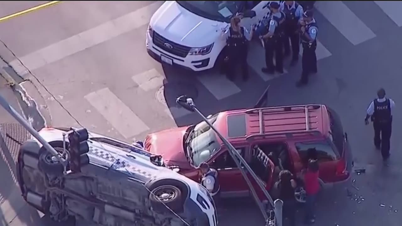 Dos oficiales de la policía fueron heridos tras estrellarse contra una camioneta