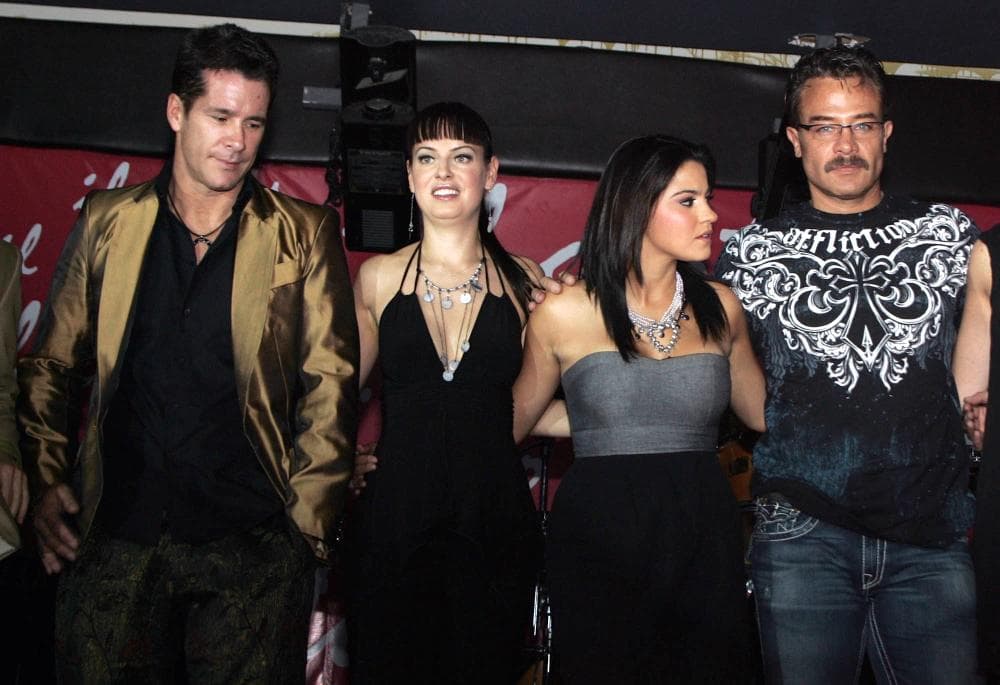 Dos años después se integró al elenco de la obra 'Cena de matrimonios' donde trabajaría junto a Chantal Andere, Sergio Sendel, Maite Perroni y Gaby Platas.