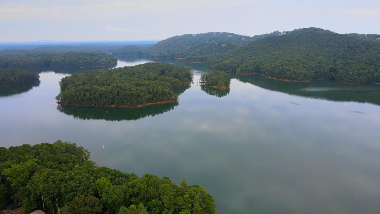 El embalse artificial de 12.000 acres (4.856 hectáreas) es uno de los puntos más populares para practicar deportes acuáticos en el estado.