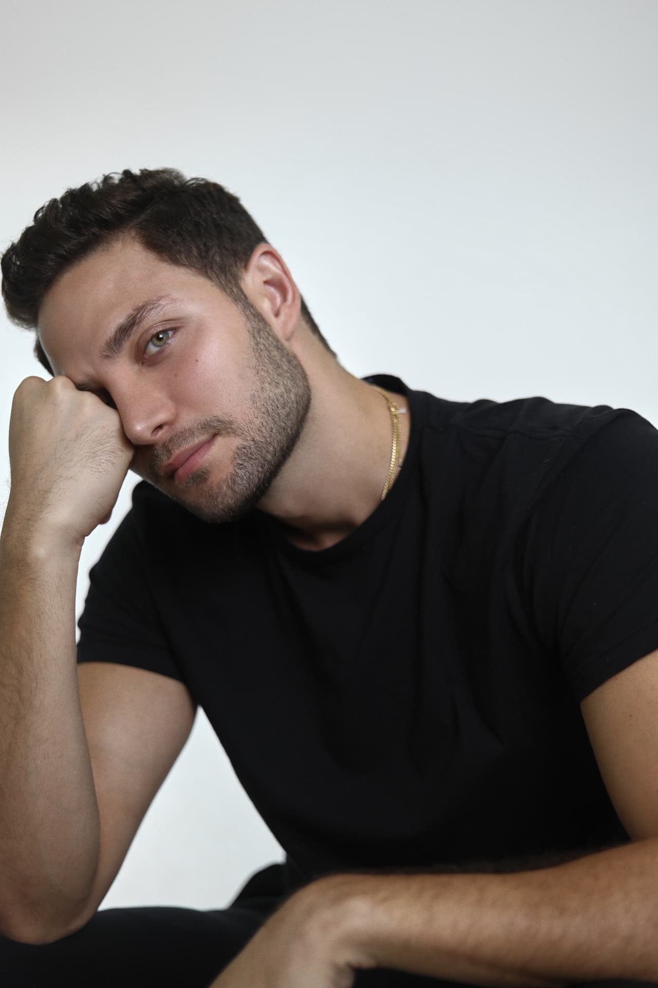 Estudió actuación y música, pero fueron sus habilidades histriónicas con las que comenzó a destacar en su país natal.