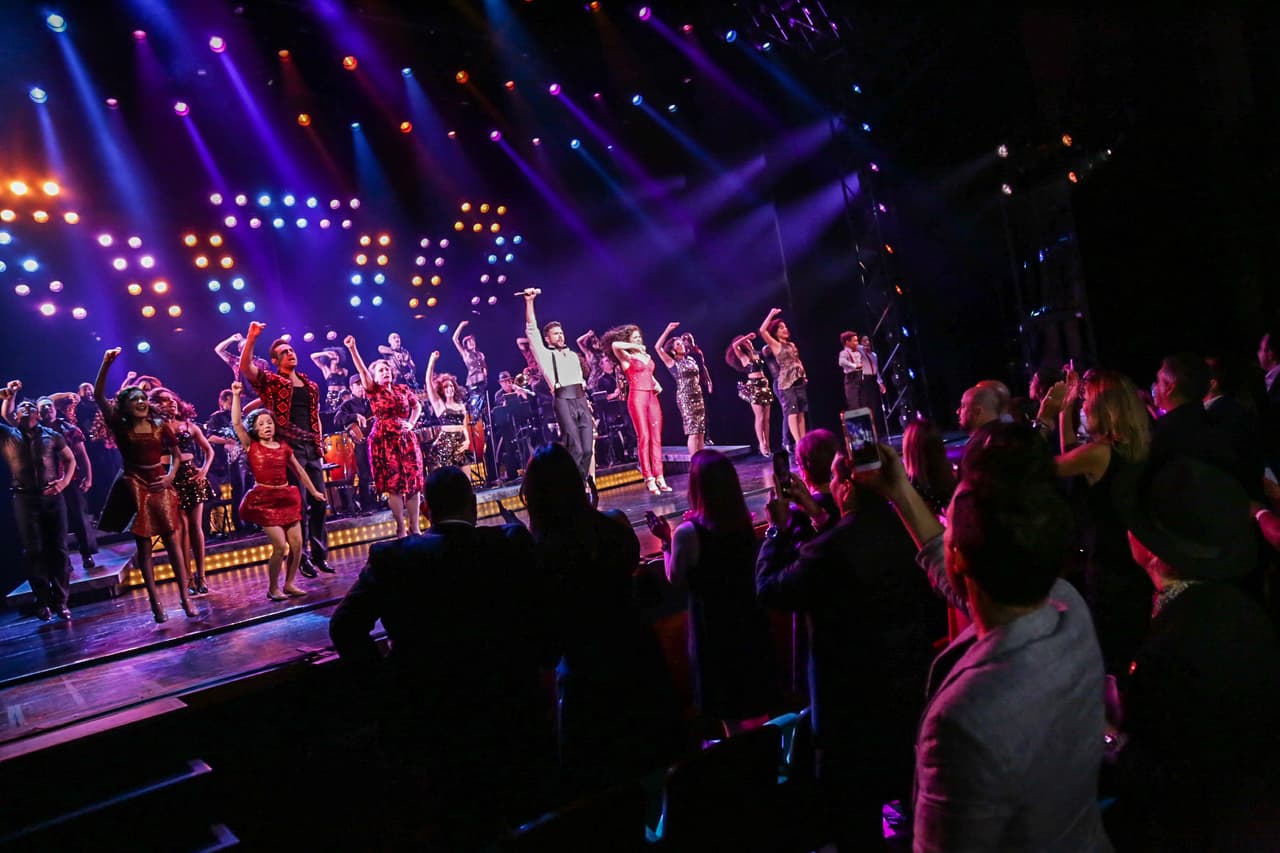 La dirección es de 
<b>Jerry Mitchell</b> (responsable de éxitos como 'Kinky Boots' y 'Hairspray'), el coréografo de Jersey Boys, 
<b>Sergio Trujillo</b>, y fue escrito por 
<b>Alexander Dinelaris</b>.