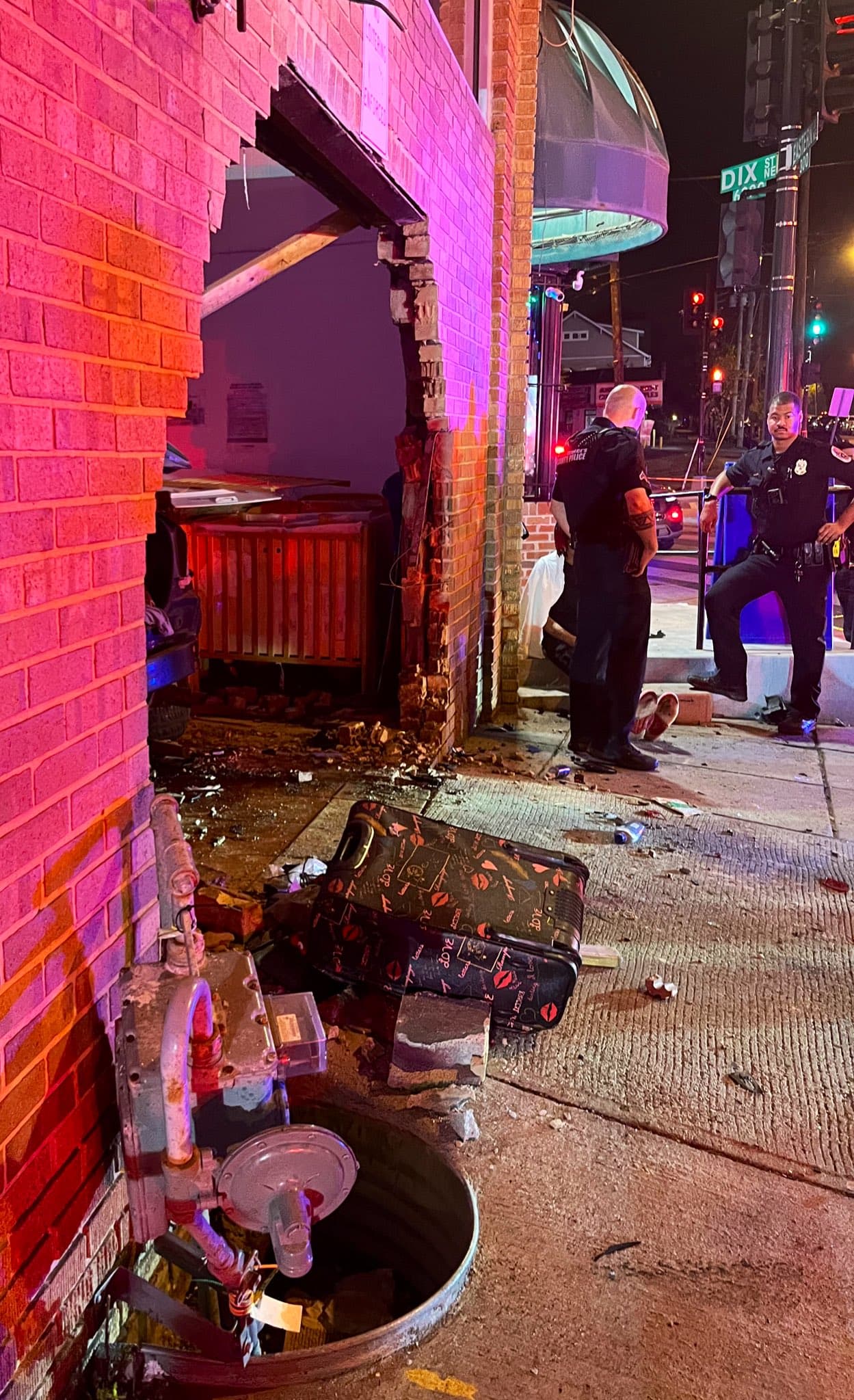 Está activa la investigación sobre qué pudo haber provocado que el auto se metiera por completo en el inmueble, tras cruzar la pared de ladrillos, aunque la policía cree que fue por una persecución que comenzó en Prince George.