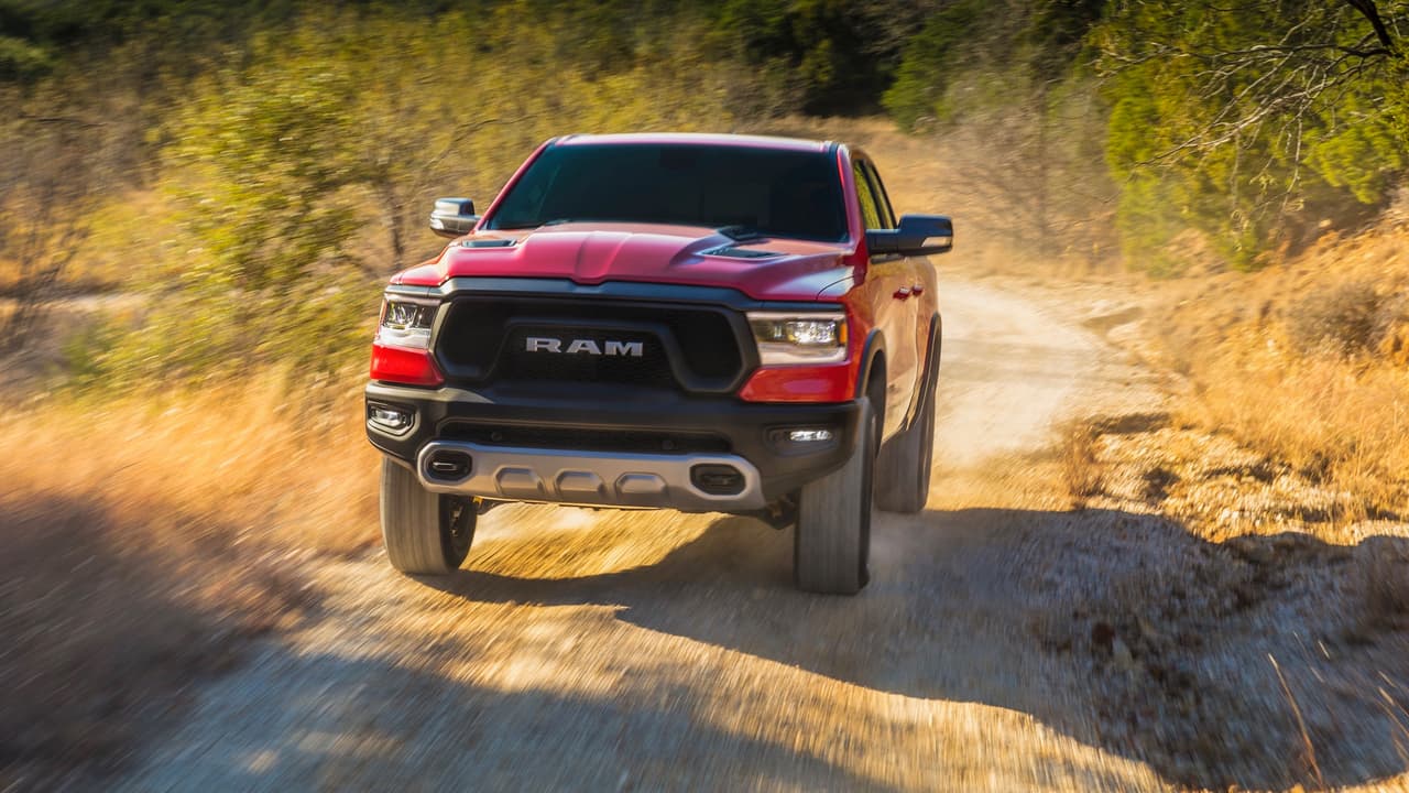 A pesar de la pérdida de peso, la nueva Ram 1500 
<b>es más grande que el modelo que reemplaza</b> en todas sus dimensiones. Ram nos dice que por ejemplo en el caso de los modelos de cabina doble la ganancia en la distancia entre ejes es de cuatro pulgadas. La Ram 1500 es más sólida y más liviana que su predecesora gracias a la utilización extensa de 
<b>acero de alta resistencia</b> en su estructura.