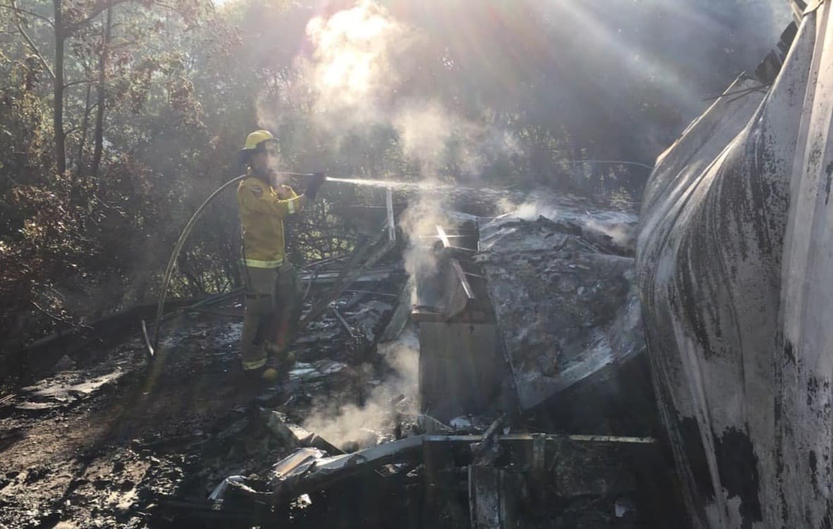 Arrestan a dos adolescentes en conexión con un incendio de una casa que mató a una persona en Columbia