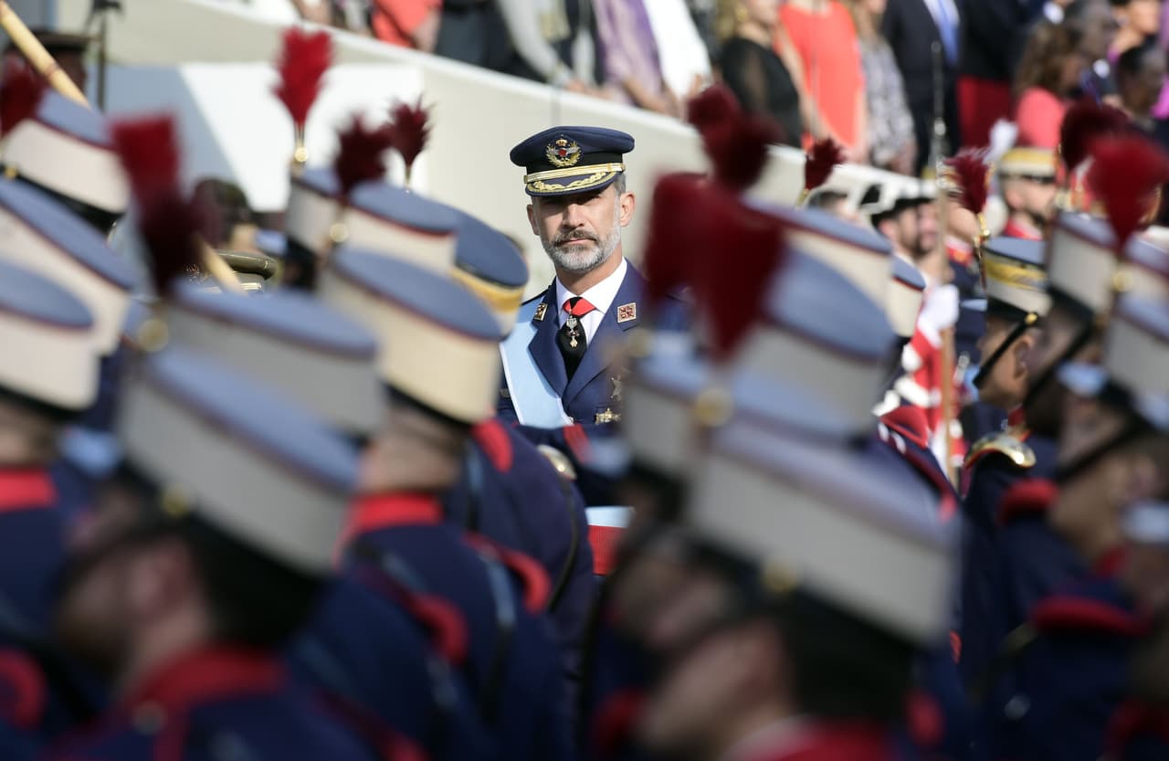 El Rey Felipe VI pasa revista a las tropas durante el desfile militar del Día Nacional de España en Madrid, 12 de octubre de 2017.