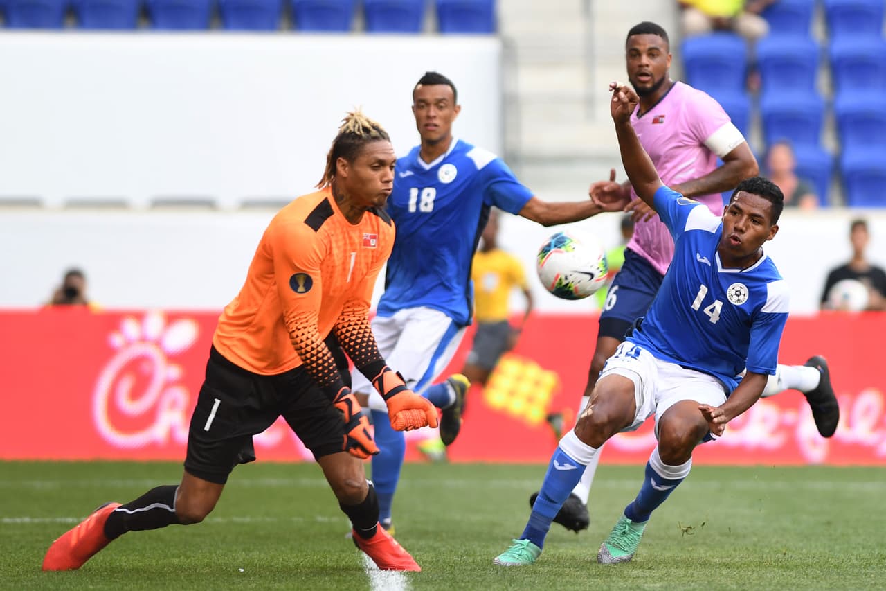 Nicaragua comenzó a meter en aprietos al portero de Bermudas Dale Eve, quien rechaza un primer disparo de los centroamericanos.