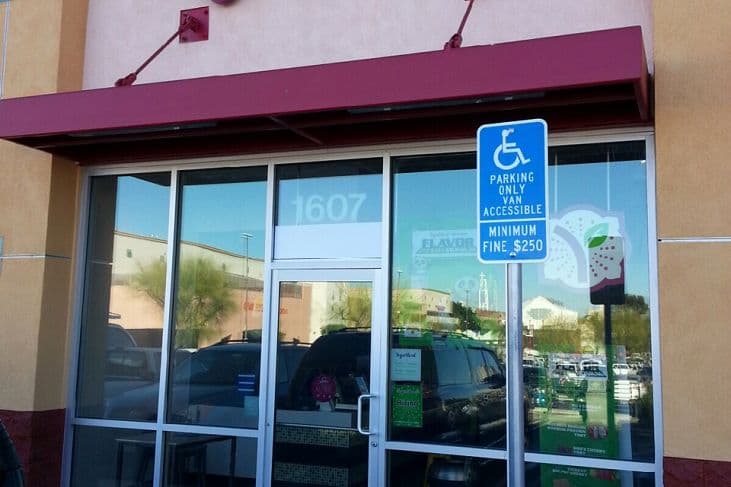 <b>Los Ángeles:</b> 1607 Wilshire Blvd., Los Angeles, CA 90017.