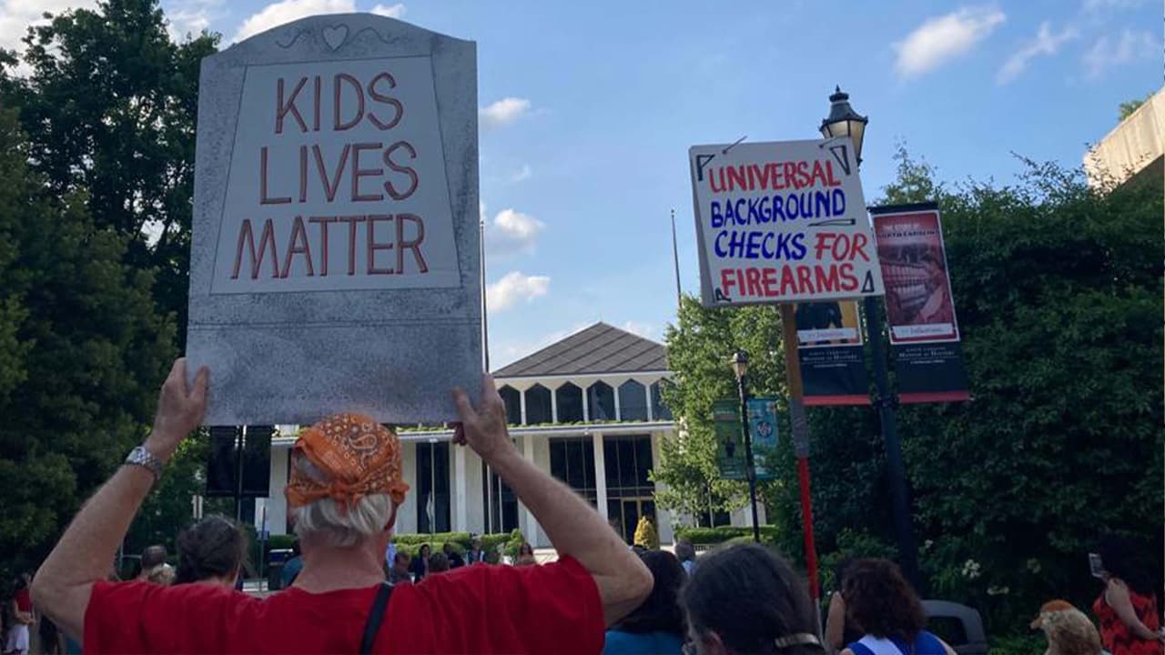 "Protejan a nuestros hijos", piden padres de Raleigh en una vigilia por las víctimas de Uvalde