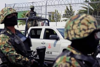 Oficiales de la Armada, durante el operativo anti-drogas en el que se capturó a El Chapo Guzmán.  