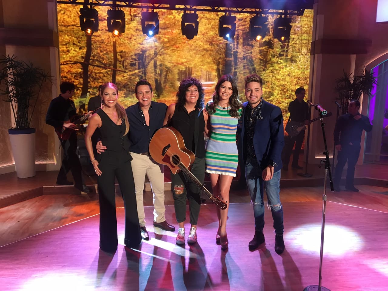 En el segmento musical, la cantautora española Rosana nos deleitó con su bella voz.