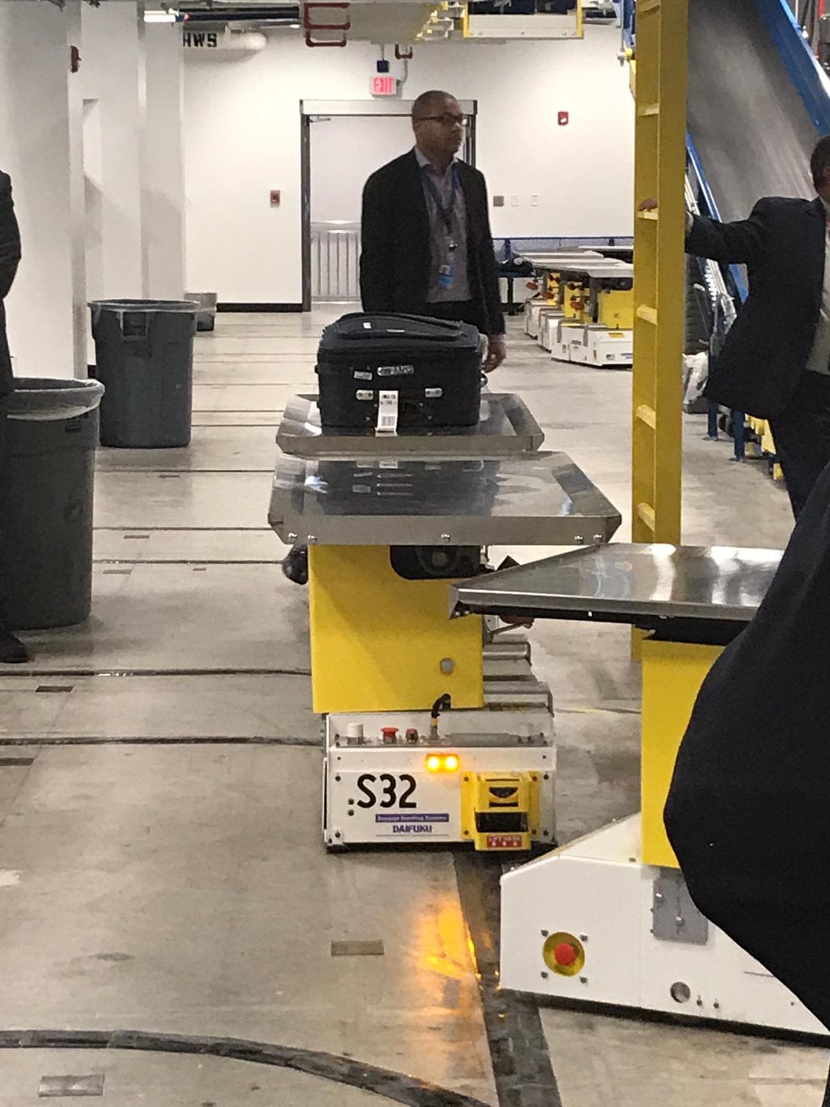 Según cifras de las autoridades del condado, el aeropuerto de Miami ofrece más vuelos a Latinoamerica y el Caibre que cualquier otro aeropuerto de Estados Unidos, y es el tercer aeropuerto más ocupado para pasajeros internacionales en el país. 
<br>