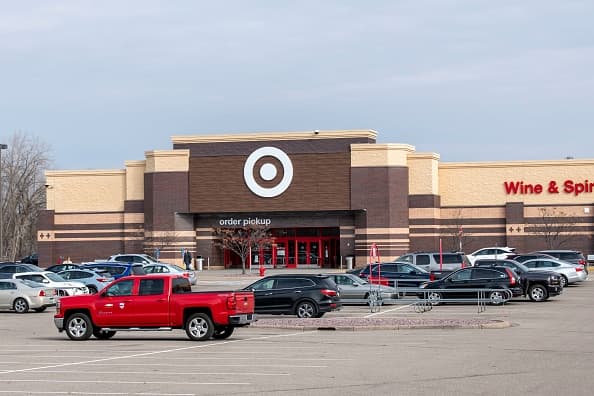 Se requieren máscaras para los empleados y, aunque la política corporativa solo exhorta a los clientes a que utilicen mascarillas. Algunas tiendas en San Antonio están solicitando su uso antes de entrar.