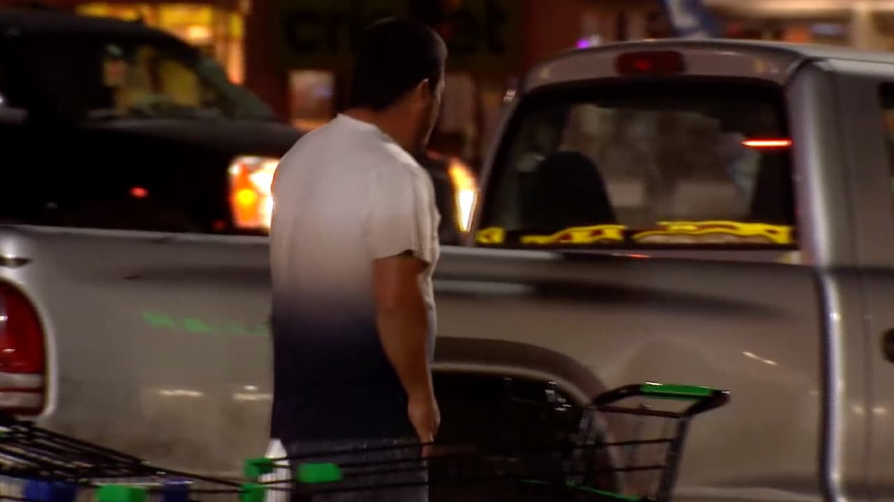 Al bajar del vehículo, un hombre se le acercó y la víctima comenzó a gritar.