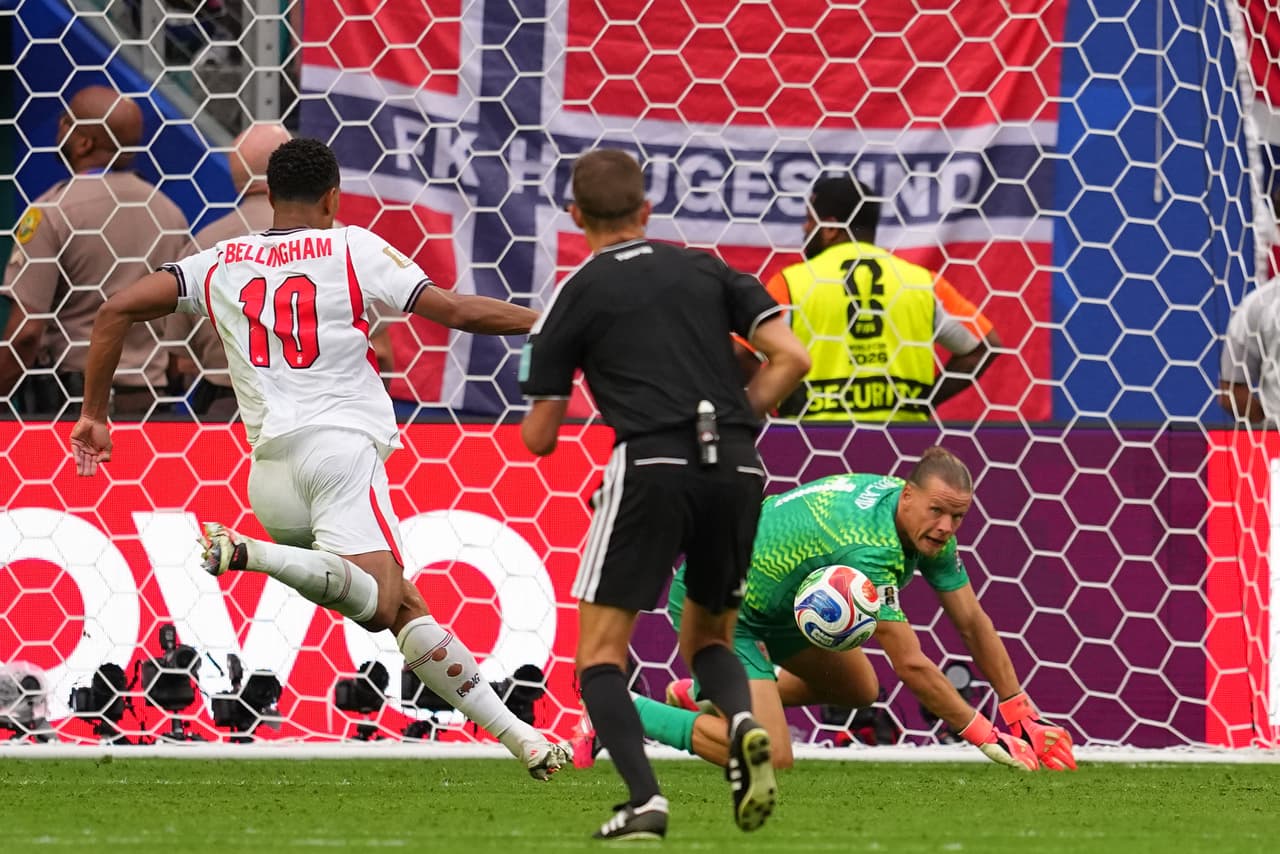 El portero noruego Oerjan Nyland observa mientras Jude Bellingham, de Inglaterra, se prepara para marcar el segundo gol de su equipo durante un partido de cuartos de final de la Copa Mundial de Fútbol en Miami Gardens, Florida, el sábado 11 de julio de 2026.