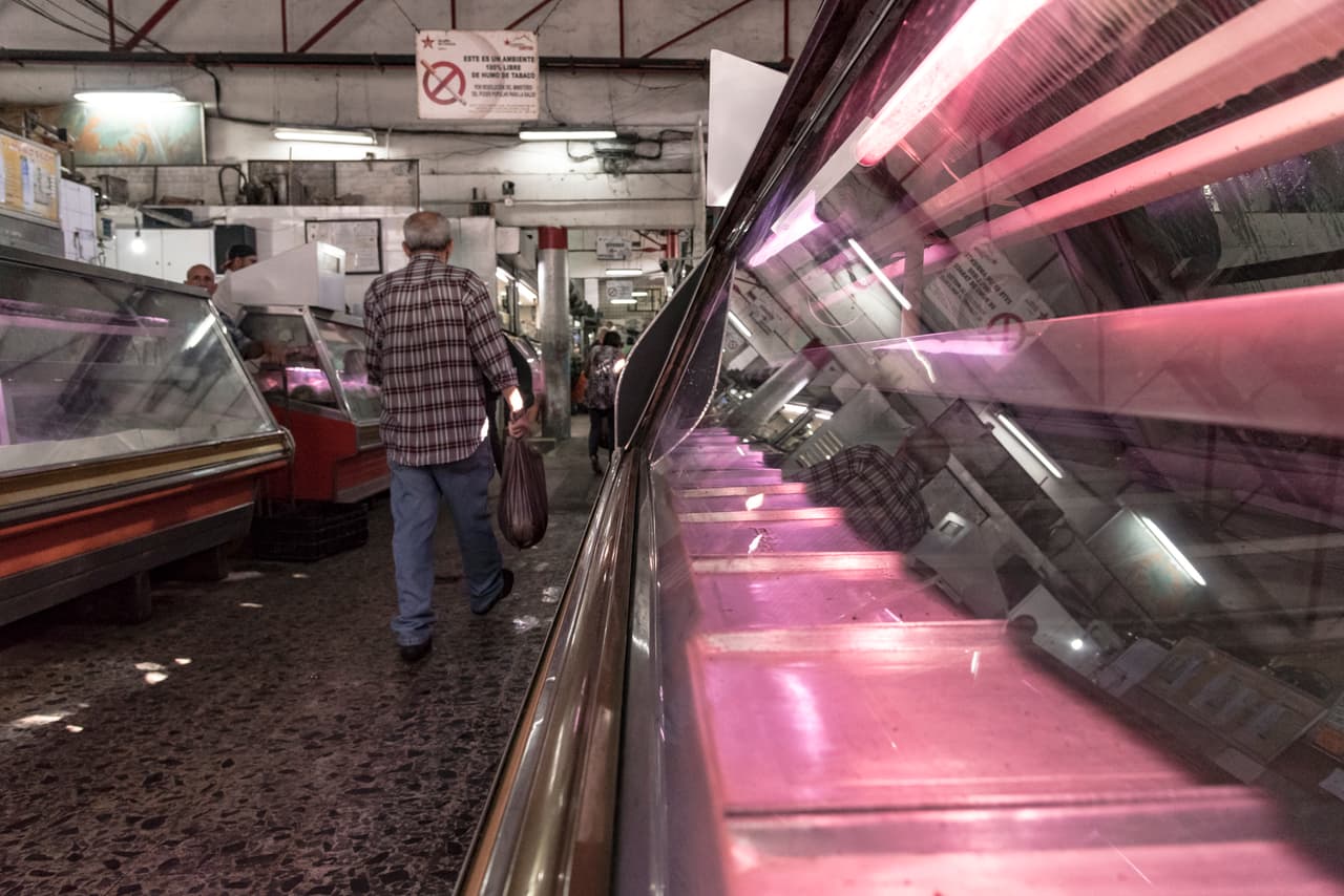 Las neveras vacías del mercado Quinta Crespo, uno de los más antiguos y céntricos de Caracas, muestran el impacto de la escasez de productos básicos.