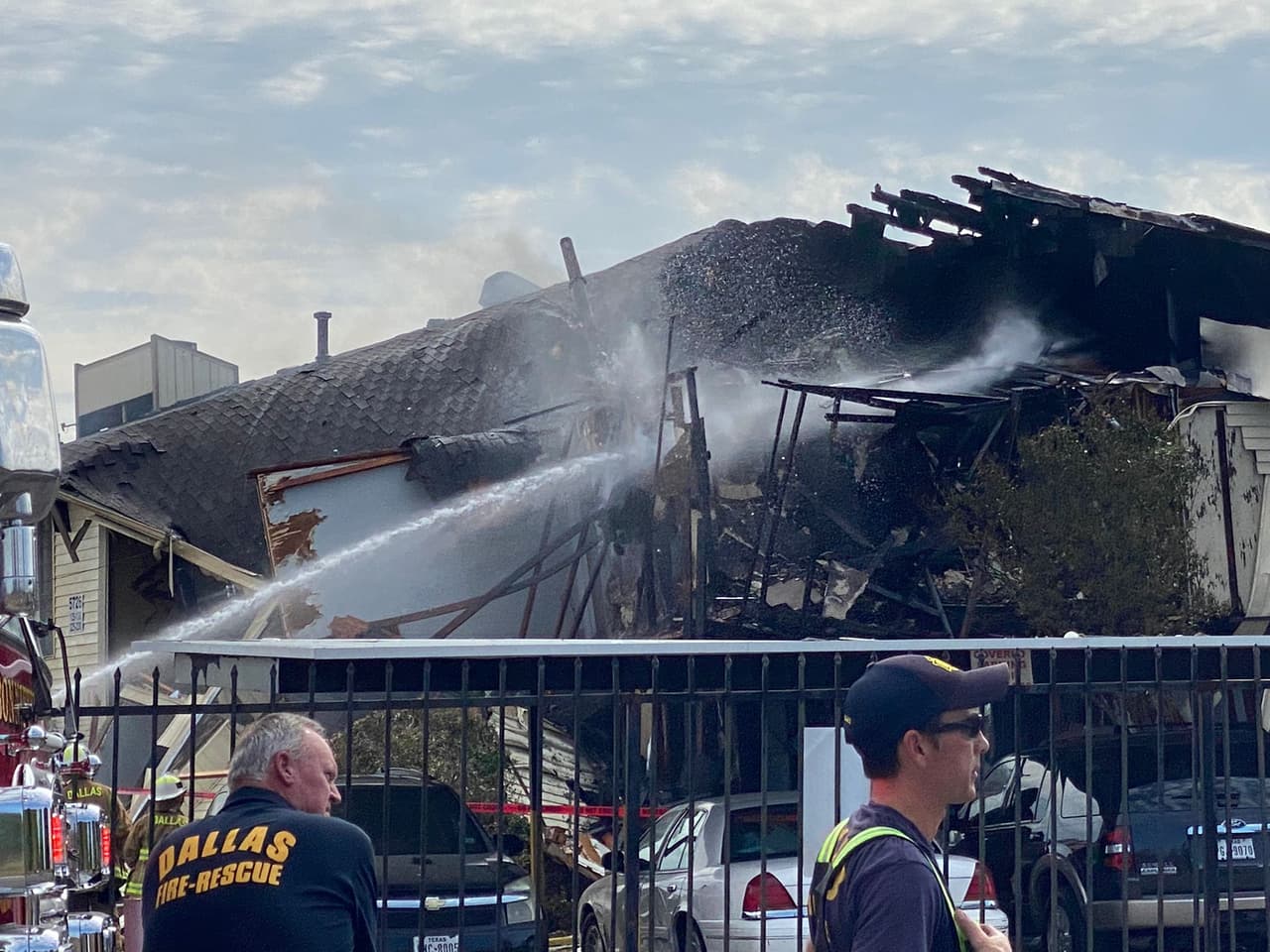 Un edificio de apartamentos al sur de Dallas colapsó parcialmente este miércoles por la mañana tras una aparente explosión de gas natural, según autoridades.
<br>