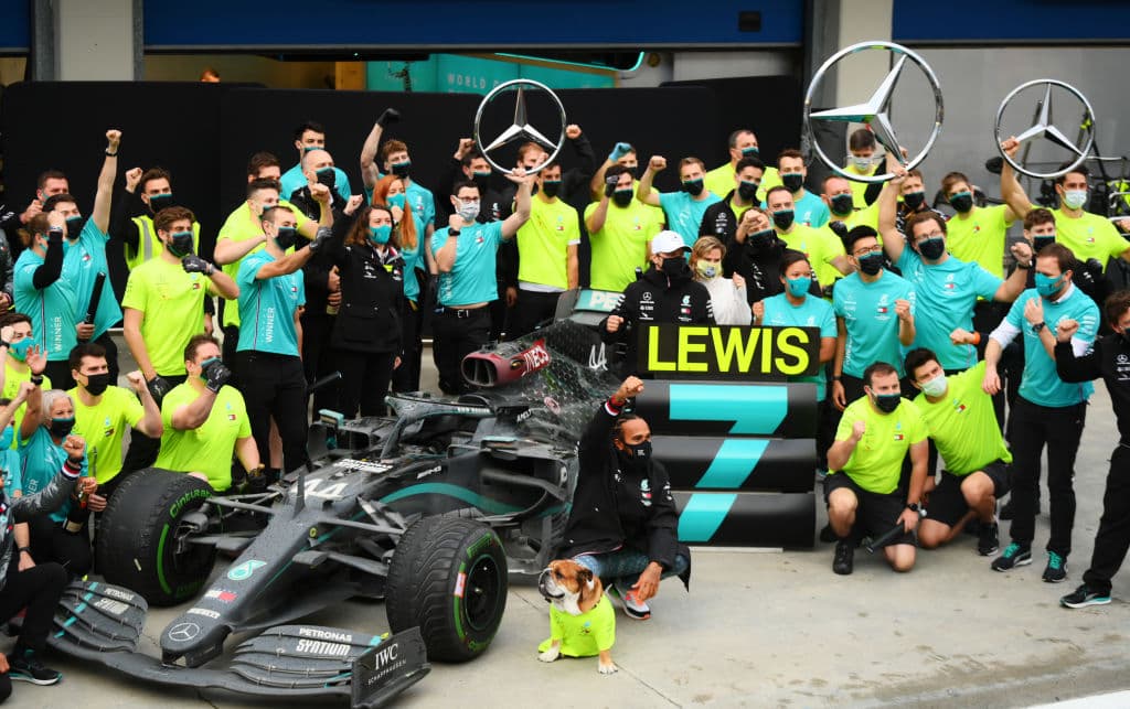 Lewis Hamilton es tetracampeón del mundo y empata a Michael Schumacher con siete títulos mundiales.
<br>