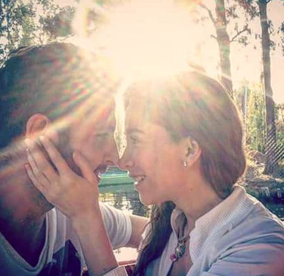 Al ser cuestionada por TVNotas sobre si la entrega del anillo de compromiso fue sorpresa para ella, la actriz de 30 años de edad aseguró: "Sí, no lo esperaba. A mi edad nunca nadie me había sorprendido, siempre hueles y más entre mujeres tenemos una cierta intuición y descubrimos las sorpresas o cuando planean algo, pero aquí no, hasta después me cayó el veinte de todo [...]".