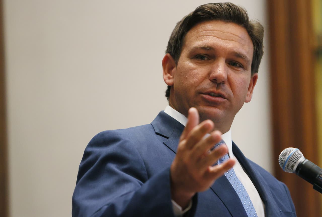 DeSantis se opone al uso obligatorio de mascarillas en escuelas de Florida a pesar del aumento de casos de coronavirus