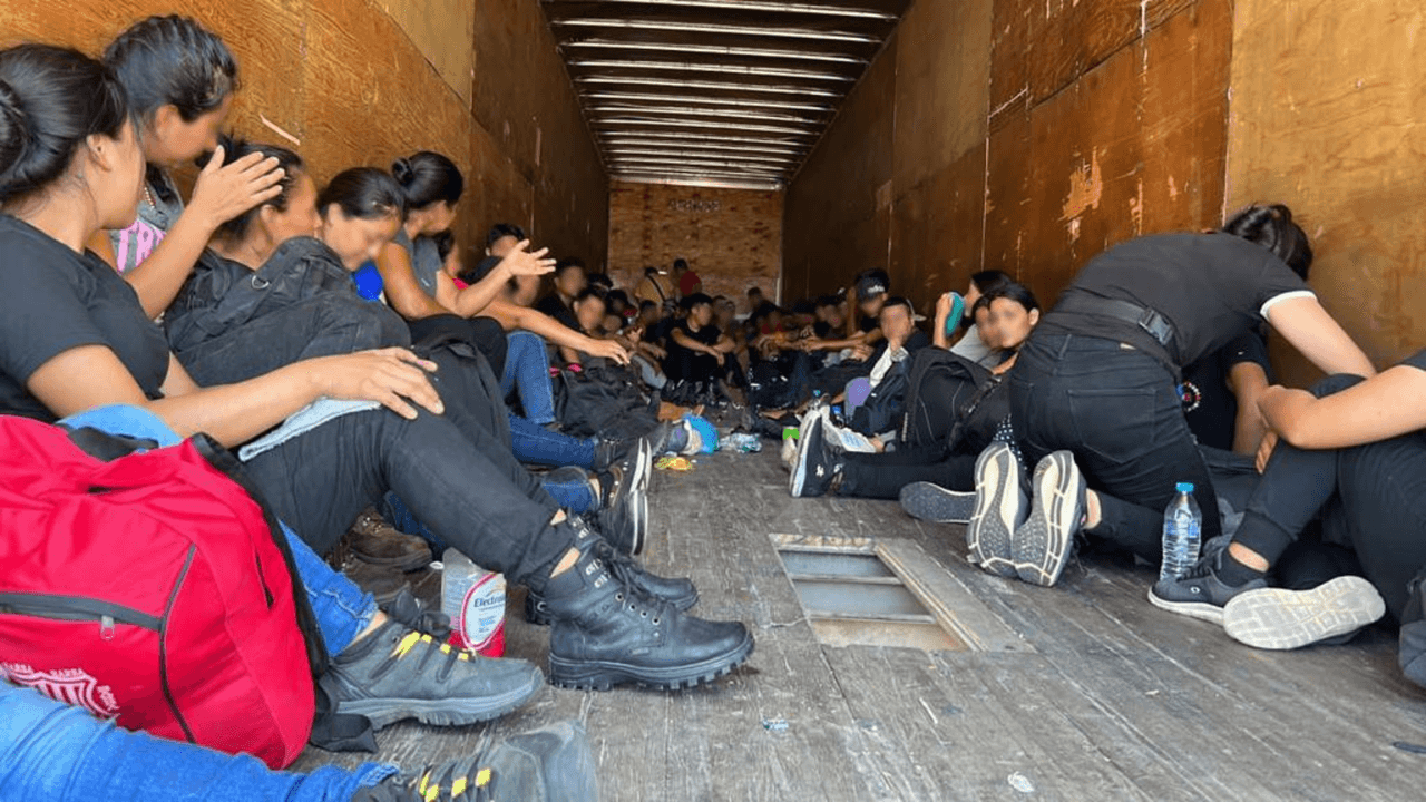 Encuentran en México a 64 inmigrantes abandonados en un tráiler en la carretera a Laredo