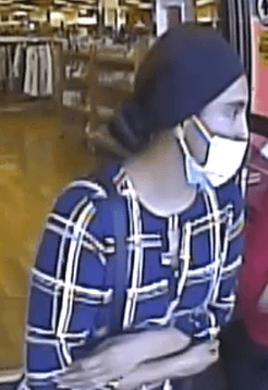 El Departamento de Policía de Montgomery está buscando a tres mujeres que hablan español, acusadas de haber robado $10,000 el pasado 10 de abril, tras ganarse a confianza de su víctima, a quien le dijeron que necesitaban dinero para reclamar un premio de Mega Millions. En la imagen, la sospechosa uno.
<br>