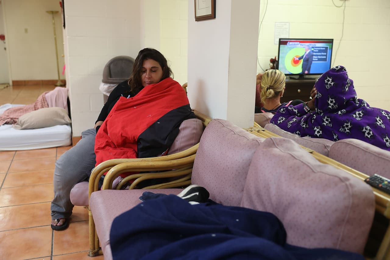 Monica Burgos espera la llegada de Harvey en la Misión de Rescate del Buen Samaritano, donde se preparó un refugio en Corpus Christi. El lugar se encuentra sobre su capacidad para recibir a los que desean resguardarse del huracán.