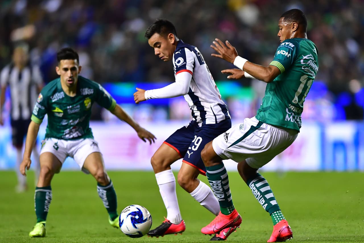 Luis Montes se lució con doblete en la goleada de 3-1 sobre el campeón Monterrey que alaga su racha a cinco jornadas sin triunfo.