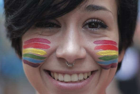 Muchos pintaron su rostro con los colores de la bandera lésbico gay.