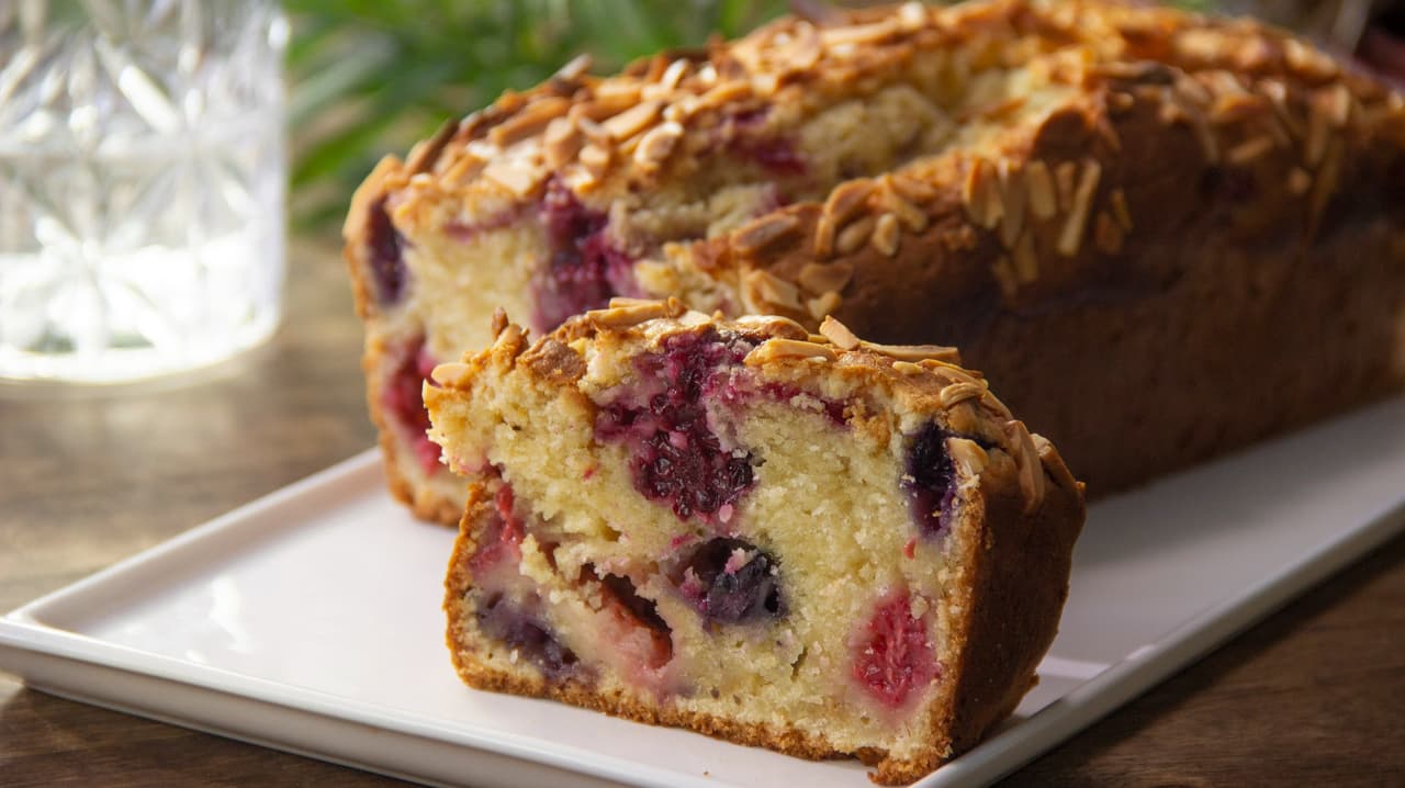 Panqué de almendras con frutos rojos, ¡ricura para el café!