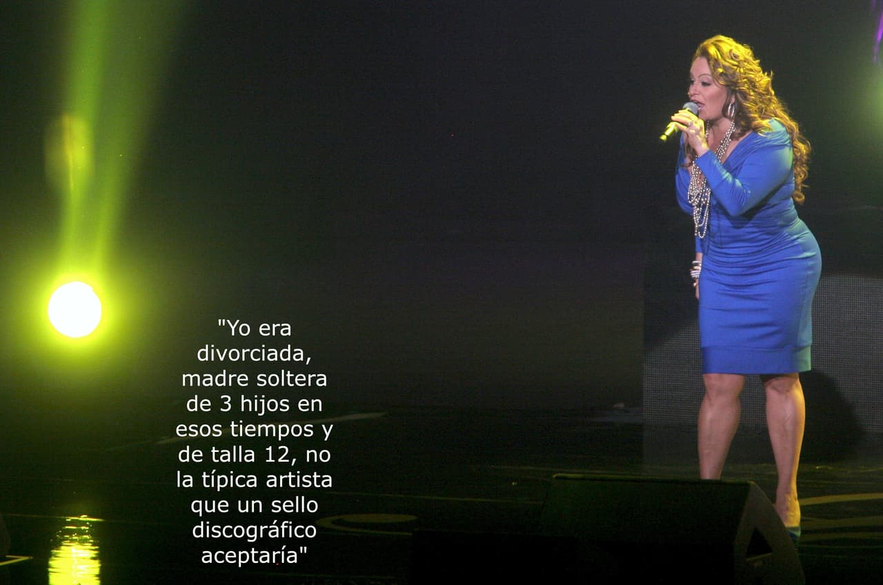 Jenni Rivera se convirtió en la primera gran figura femenina del género regional mexicano. En su carrera, que inició en 1995 con el disco 'Chacalosa', rompió con los estereotipos de las bandas mexicanas, generalmente lideradas por hombres, y con los récords de venta.
