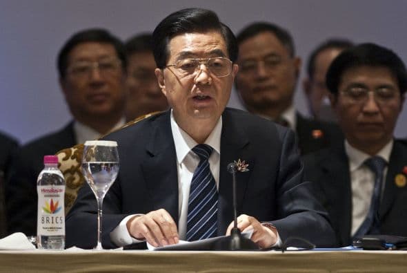 Los participantes en la cumbre, celebrada bajo el lema de "Asociación de los BRICS para la estabilidad, la seguridad y la prosperidad global", coincidieron en cambio en la necesidad de un banco de desarrollo para "trabajar en temas de infraestructura, innovación, desarrollo, ciencia y tecnología e investigación".