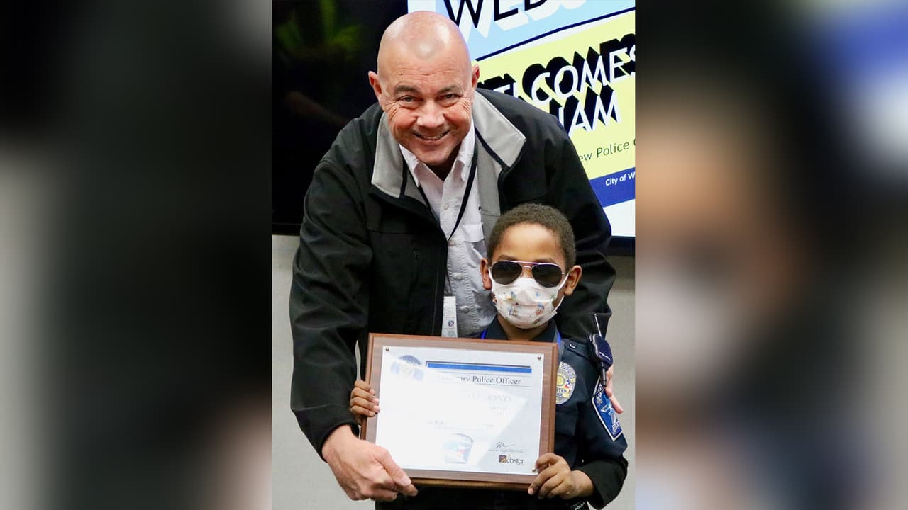 También recibió el nombramiento de oficial del Departamento de Policía de Webster.