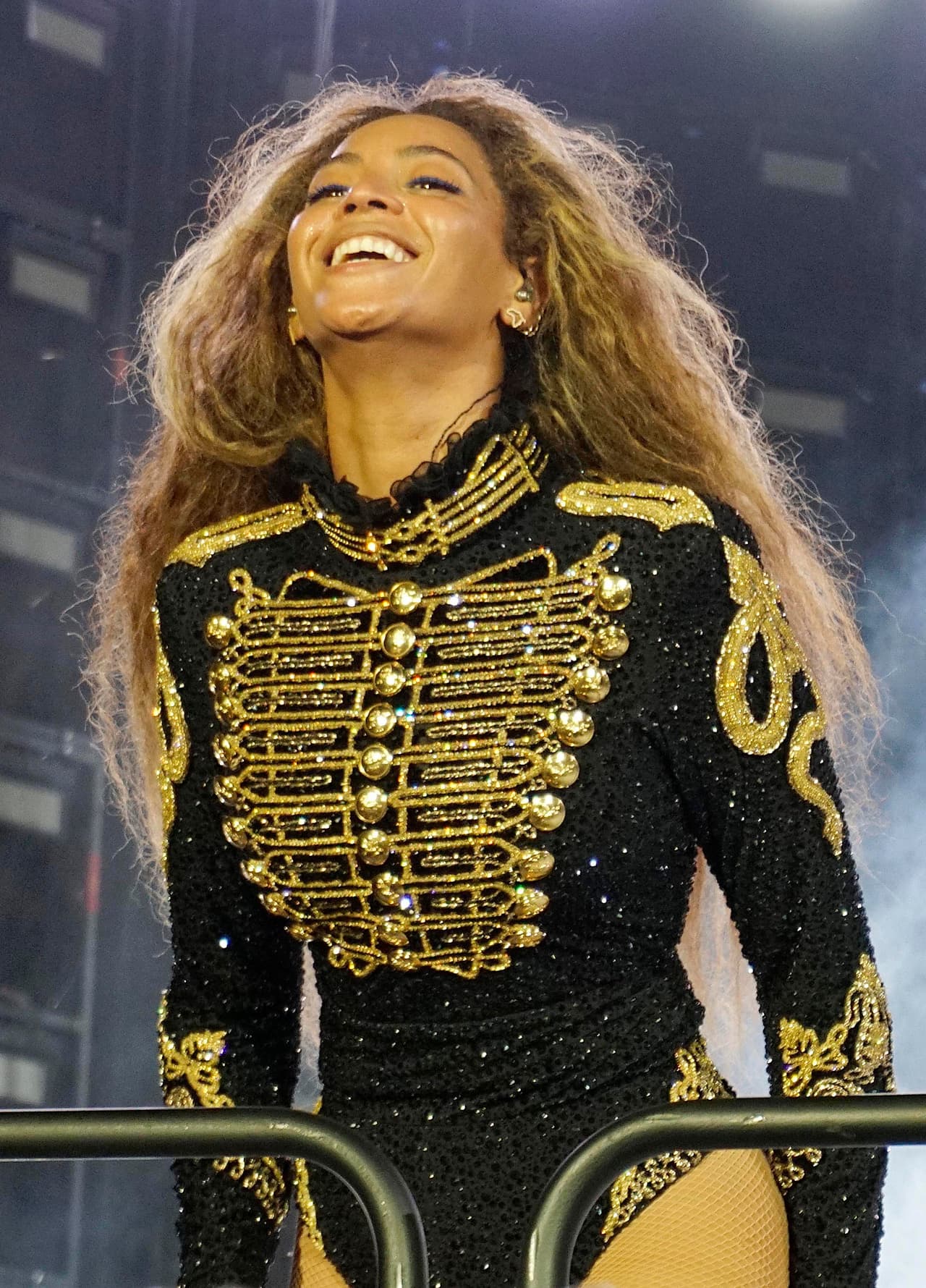 Su vestuario es fantástico y está hecho de tal manera que se vuelva un apoyo para ella.