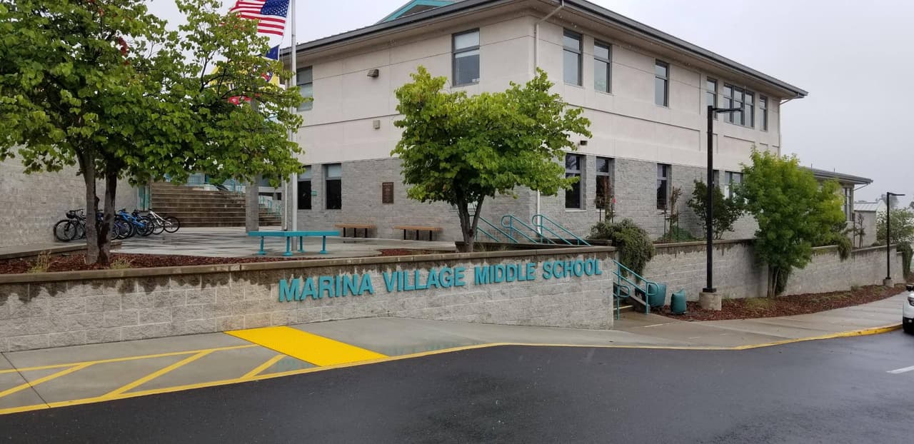 En el condado de 
<b>El Dorado,</b> el precio promedio de una casa en 
<b>venta es de $509,600 dólares</b>. Esto significa que para adquirir una vivienda se necesitan al menos 
<b>$100,000 de salario y el pago mensual sería de $2,500 dólares.</b>