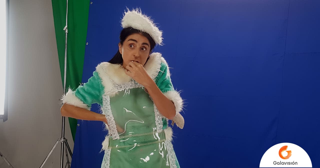 Con su uniforme de sirvienta grabó unos mensajes para el público de Galavisión.