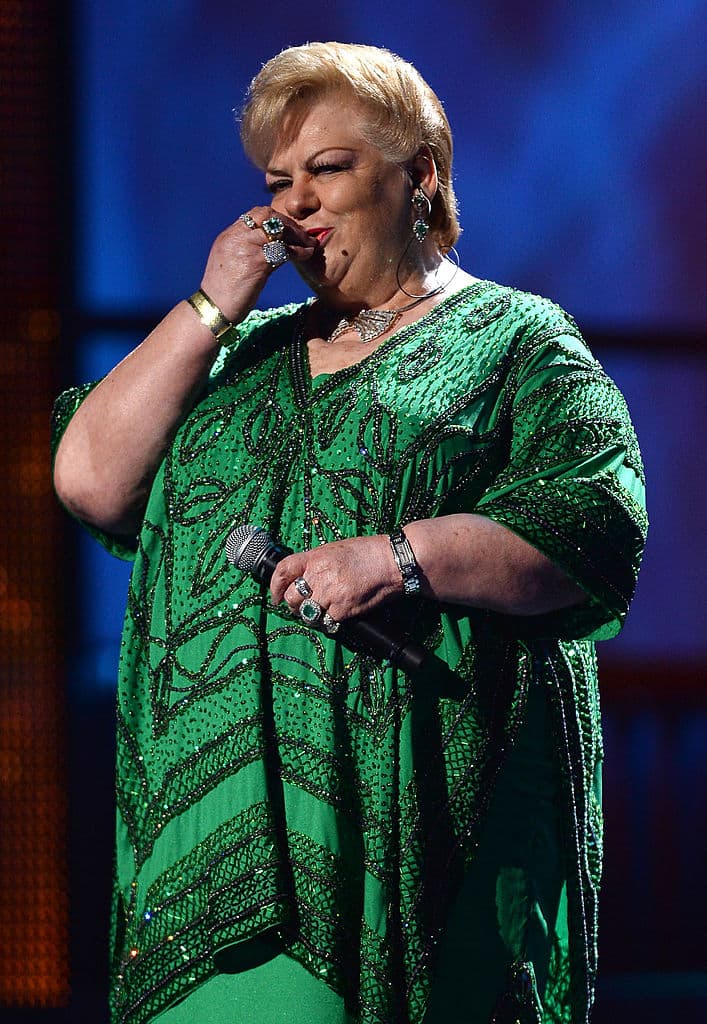 Paquita la del Barrio también está entre la lista de artistas que han enfrentado problemas con las autoridades ya que en el 2006 fue detenida en el Aeropuerto de la Ciudad de México pues estaba acusada de defraudación fiscal por 1.5 millones de pesos.