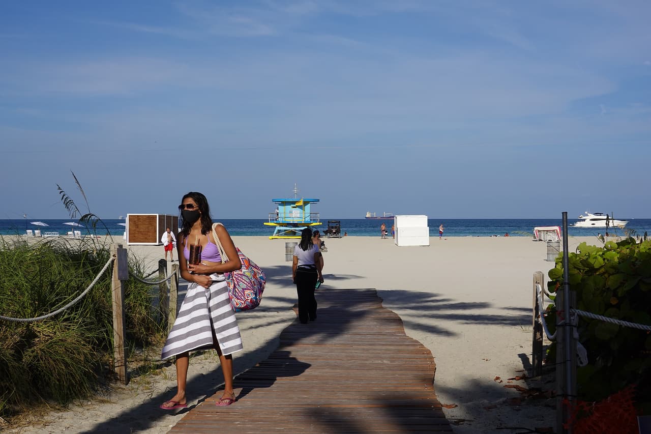 La ciudad de Miami Beach anunció el viernes una serie de medidas más restrictivas en el distrito del entretenimiento de South Beach, para contener el aumento de casos de coronavirus.
<br>