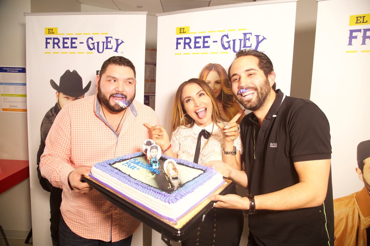 Parece que el pastel de bievenida terminó en la cara de los locutores.